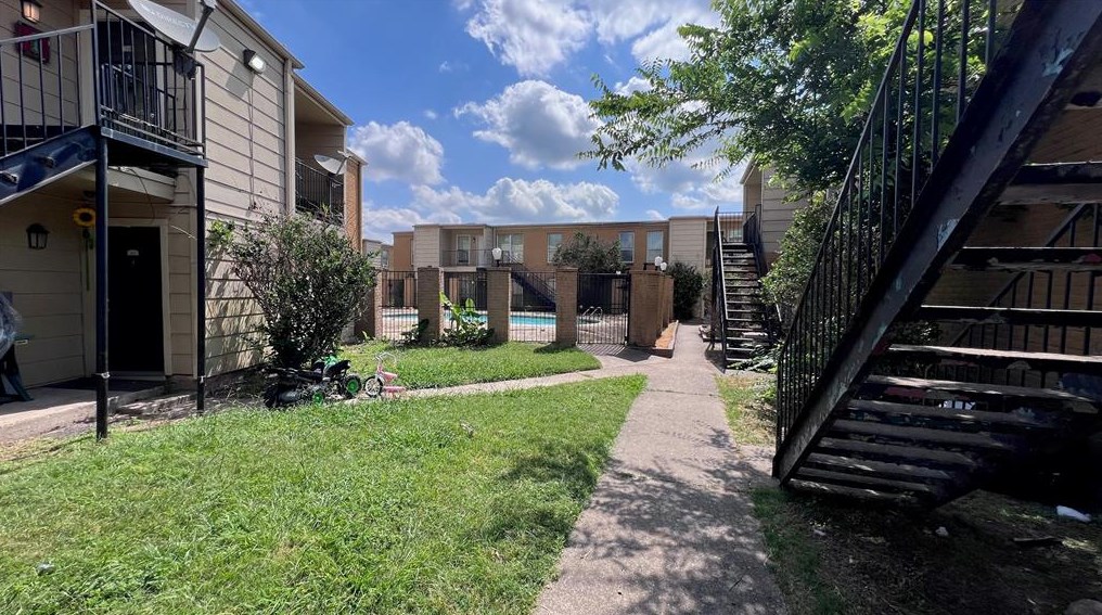 8100 Creekbend Dr, Houston TX  77071-1537 exterior