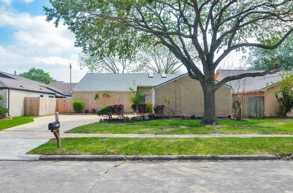 12515 Rocky Knoll Dr, Houston TX  77077-5835 exterior