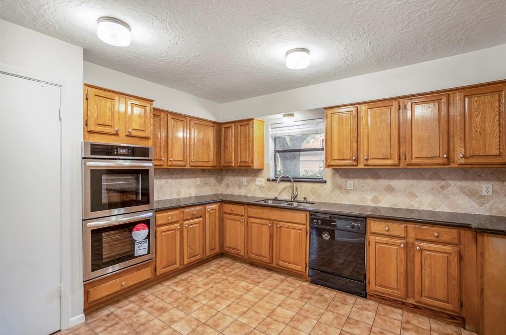 11810 Stillwater Dr, Houston TX  77070-1204 exterior