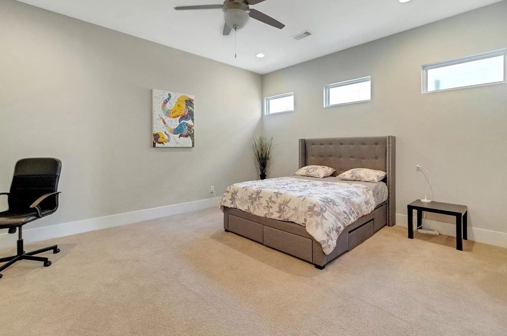 5833 Katy St, Houston TX 77007-1051 exterior