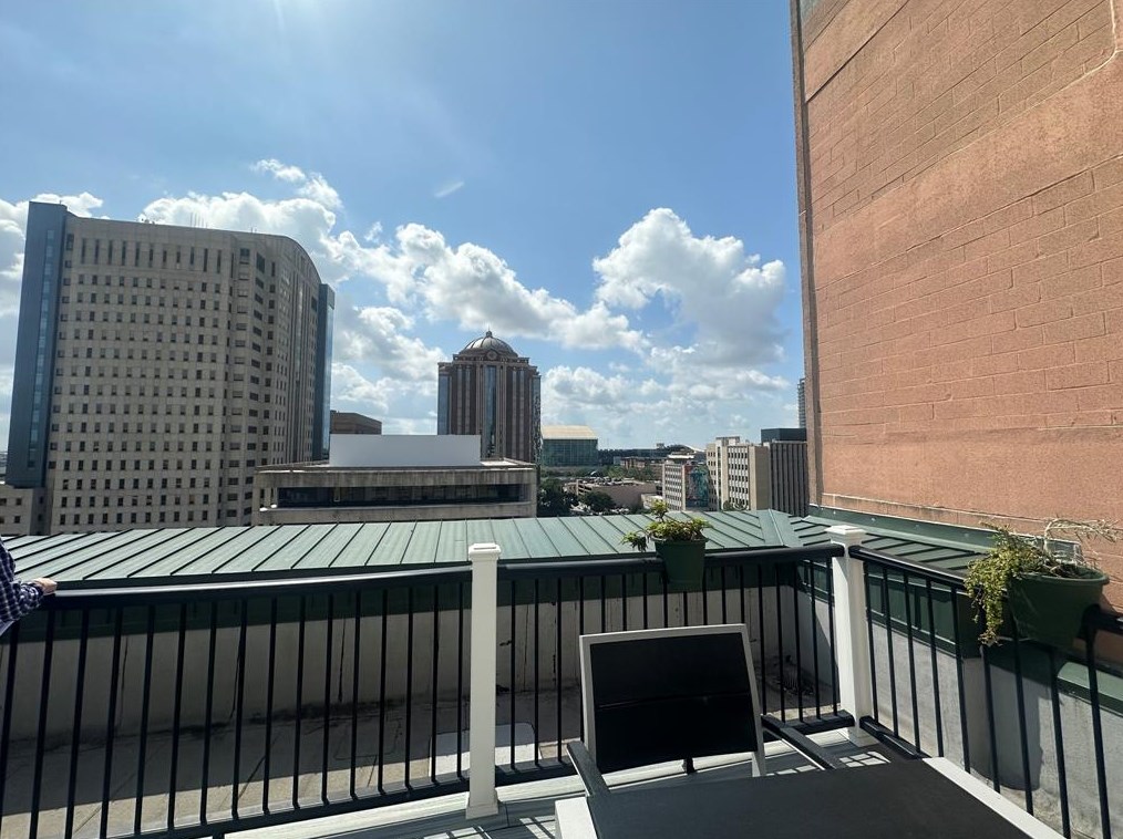 201 Main St, Houston TX  77002-1746 exterior
