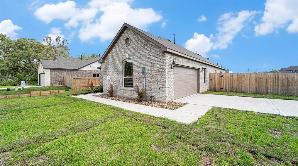 935 Waukegan Rd, Conroe TX  77306-6828 exterior
