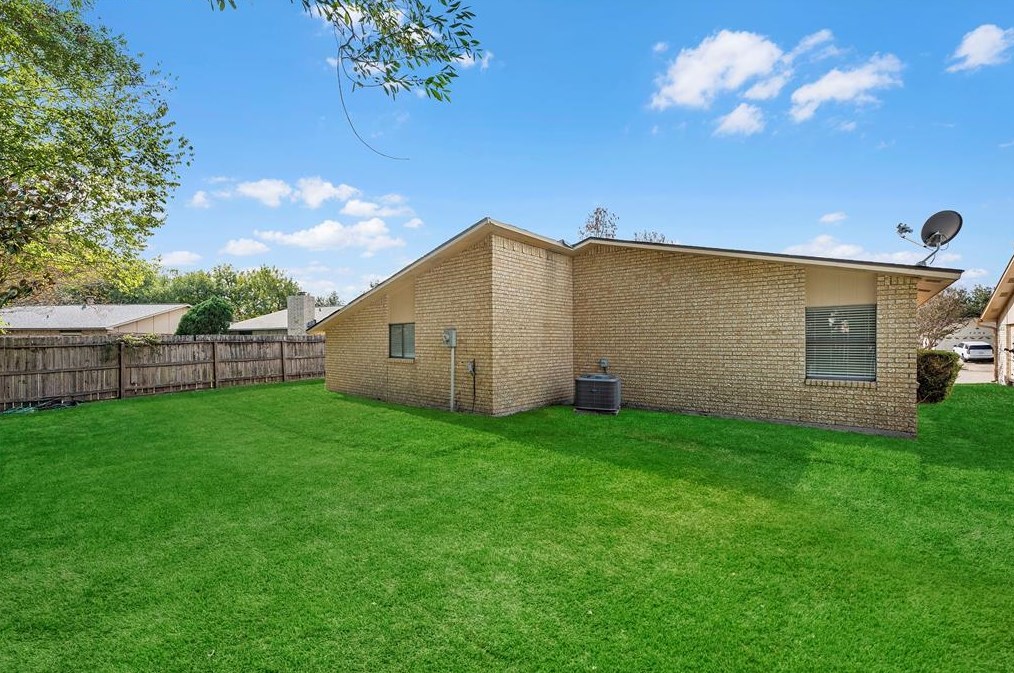 7307 Loma Alta Dr, Houston TX 77083-4242 exterior