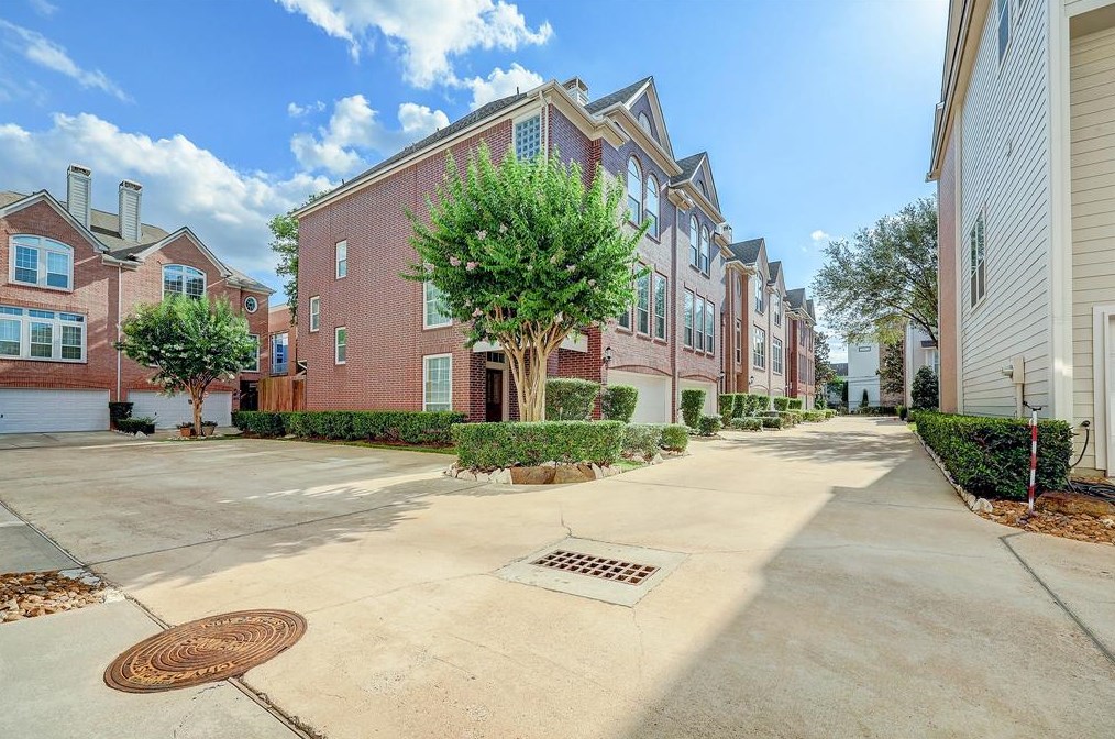 30 Waugh Dr, Houston TX  77007-5813 exterior