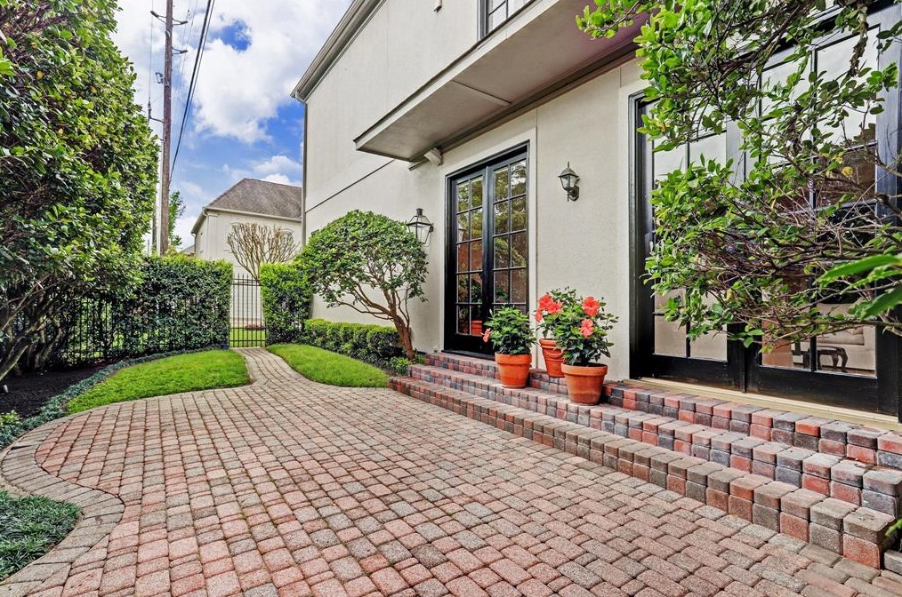 1207 Ripple Creek Dr, Houston TX  77057-1764 exterior