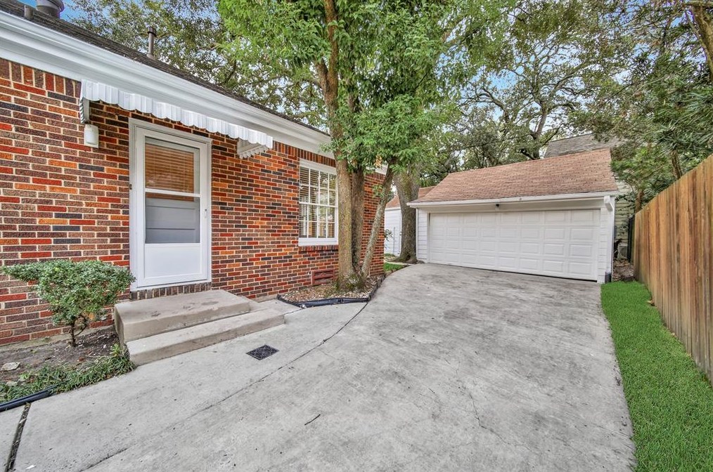 2119 Dryden Rd, Houston TX  77030-1207 exterior