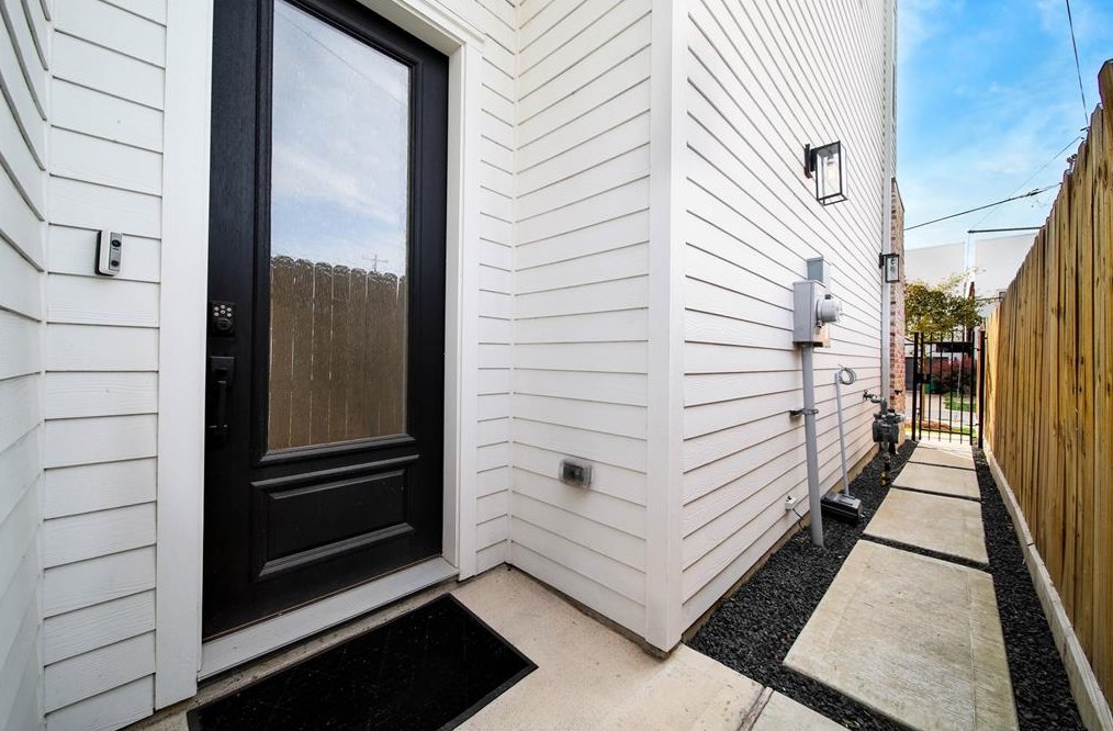 1306 Laird St, Houston TX  77008-3740 exterior