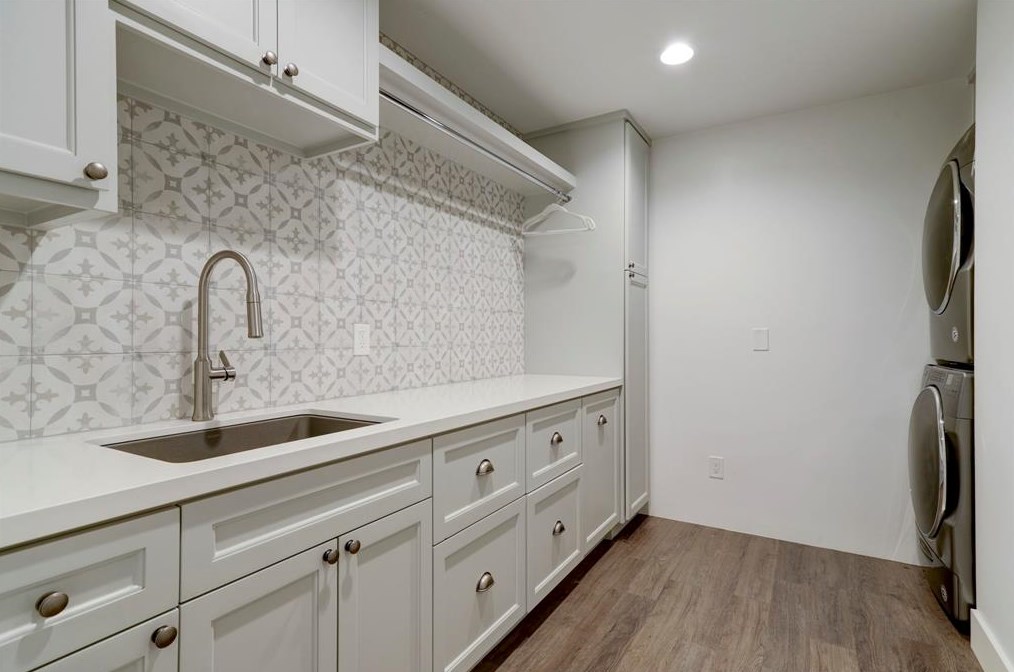 10027 Cedar Crk Dr, Houston TX  77042-2045 exterior