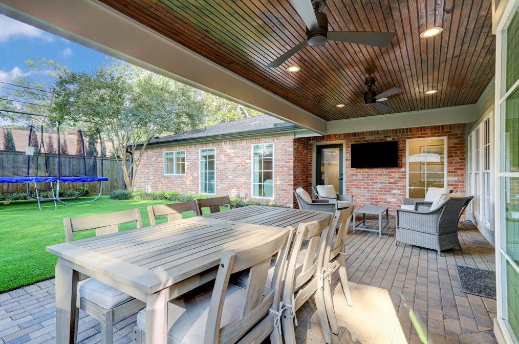 10027 Cedar Crk Dr, Houston TX  77042-2045 exterior