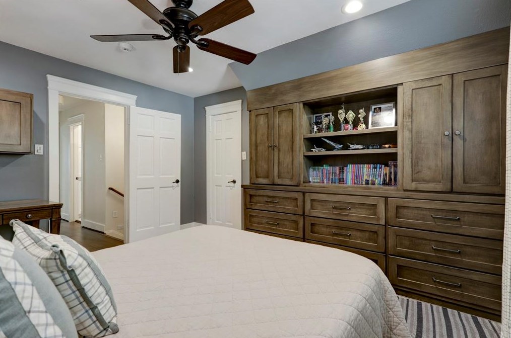 10027 Cedar Crk Dr, Houston TX  77042-2045 exterior