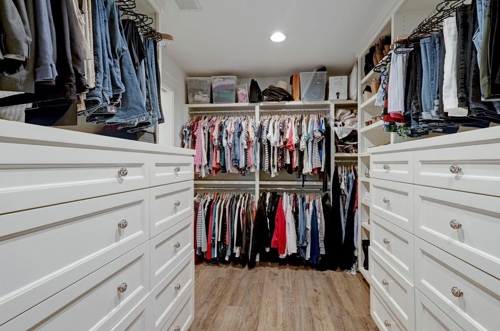 10027 Cedar Crk Dr, Houston TX  77042-2045 exterior