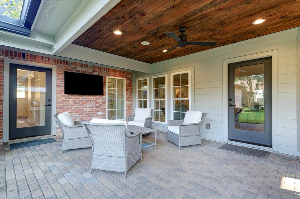 10027 Cedar Crk Dr, Houston TX  77042-2045 exterior