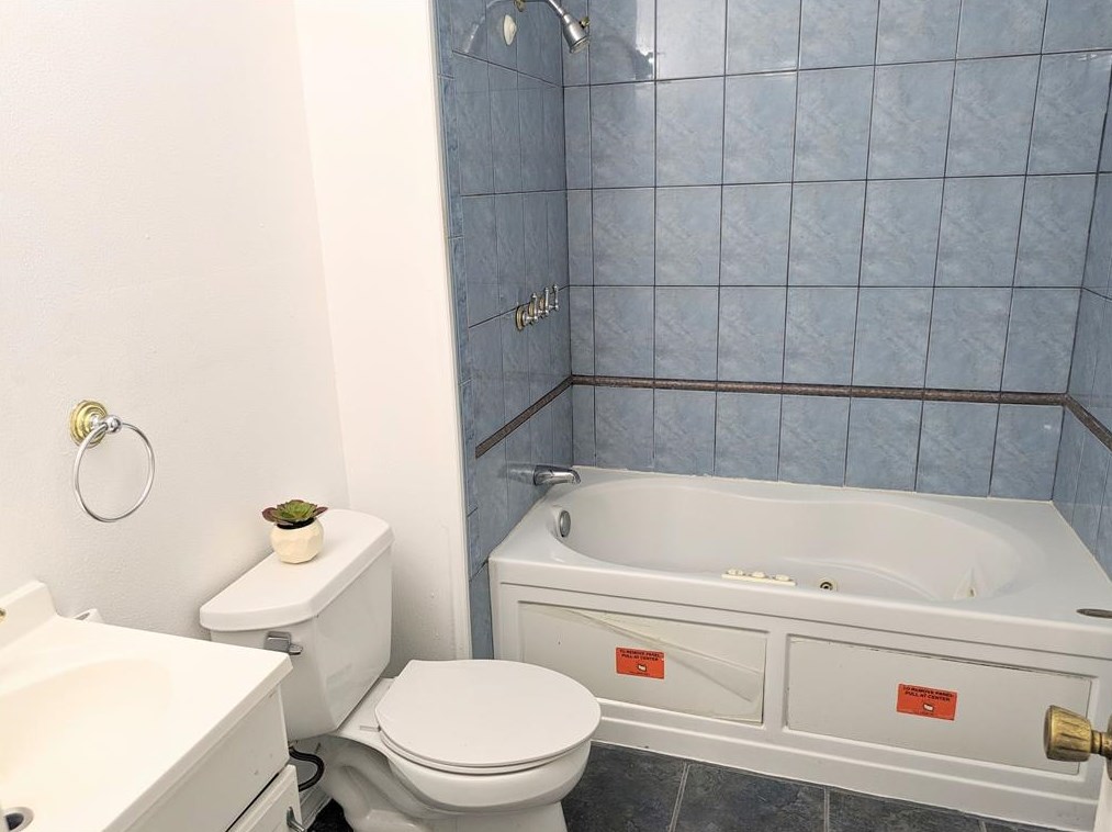 11523 Pne Knl Dr, Houston TX 77099-2413 exterior