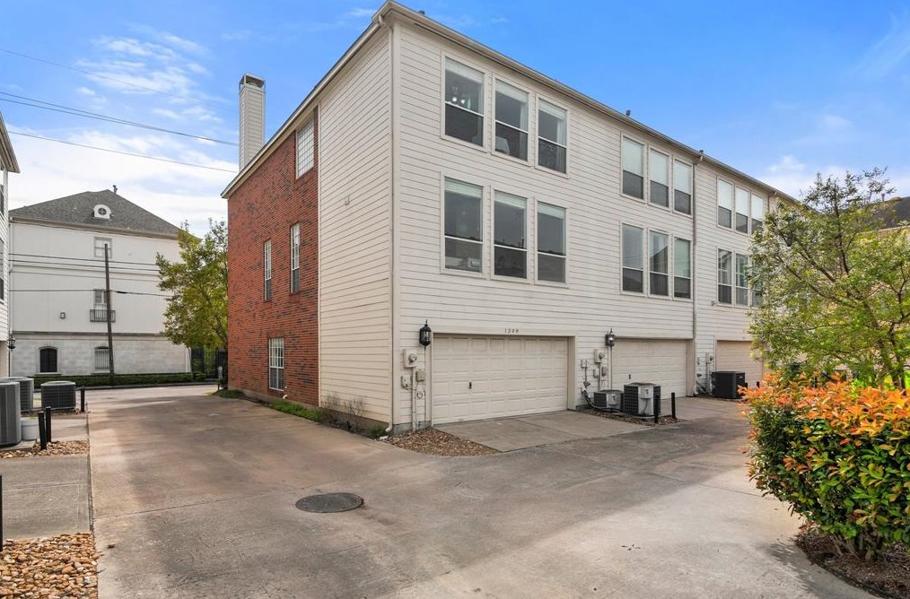 1308 Webster St, Houston TX  77019-5542 exterior