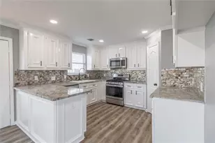 725 10th St, Dickinson, TX 77539 - Photo 9