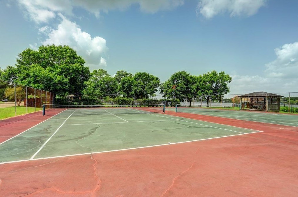 1847 Raintree Cir, Taylor Lake Village TX 77586-5929 exterior