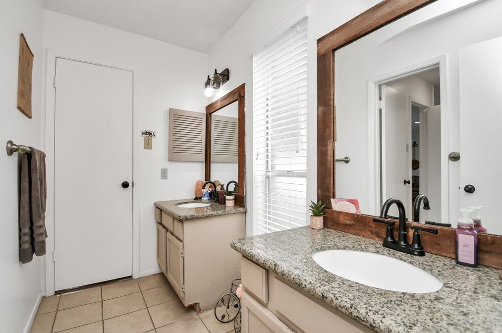 16022 Beechnut St, Houston TX  77096-1213 exterior