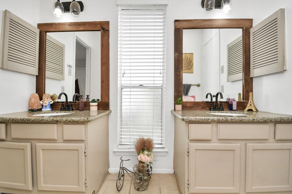 16022 Beechnut St, Houston TX  77096-1213 exterior