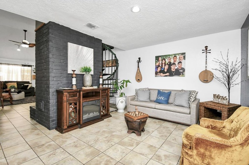 16022 Beechnut St, Houston TX  77096-1213 exterior