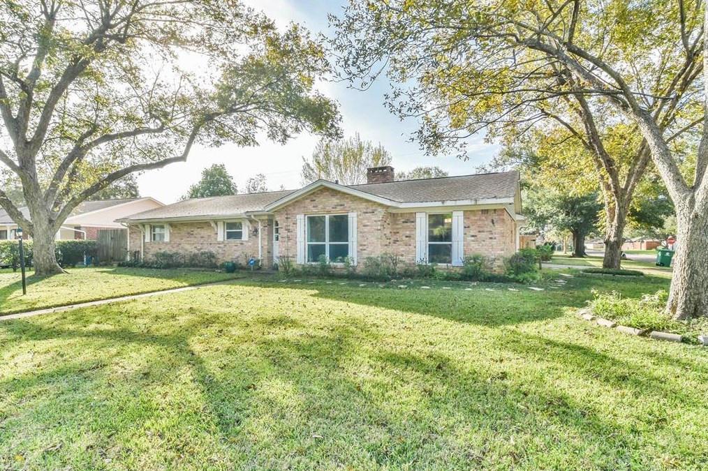 923 Twinbrooke Dr, Houston TX  77088-2012 exterior