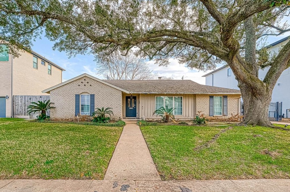 5027 Yarwell Dr, Houston TX  77096-5329 exterior