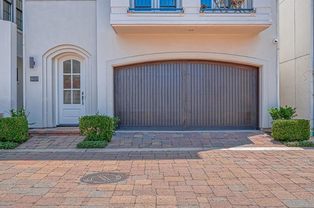 6035 Post Oak Green Ln, Houston TX  77055-5501 exterior