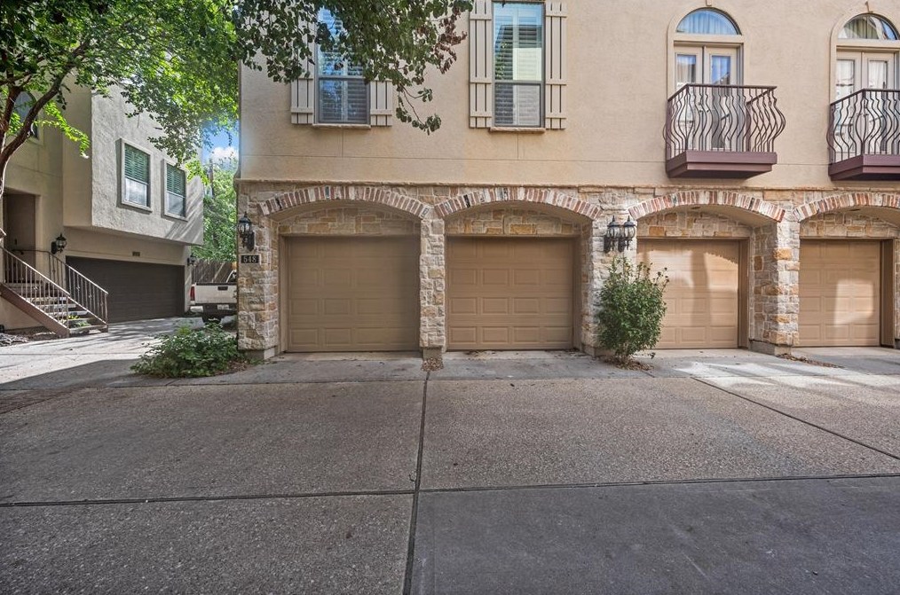 548 Bomar St, Houston TX  77006-1407 exterior