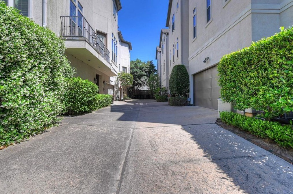 2406 Wroxton Rd, Houston TX  77005-1436 exterior