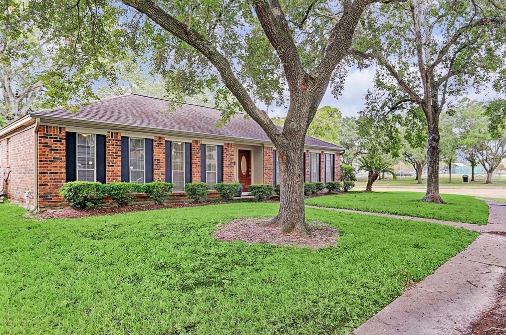 9002 Landsdowne Dr, Houston TX  77096-2914 exterior