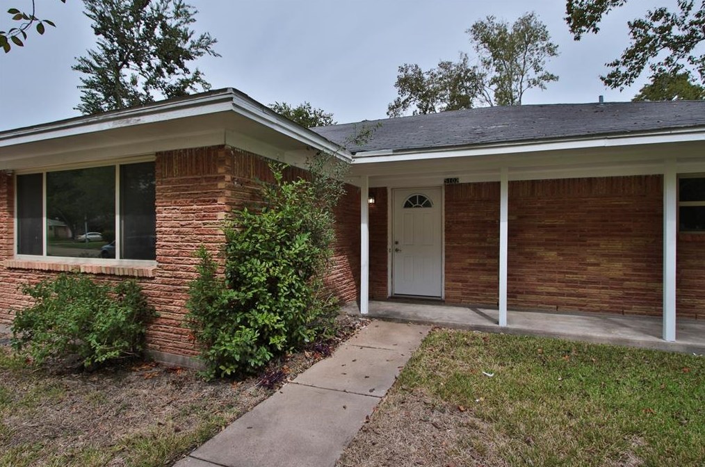 5102 Knotty Oaks Trl, Houston TX  77045-4015 exterior