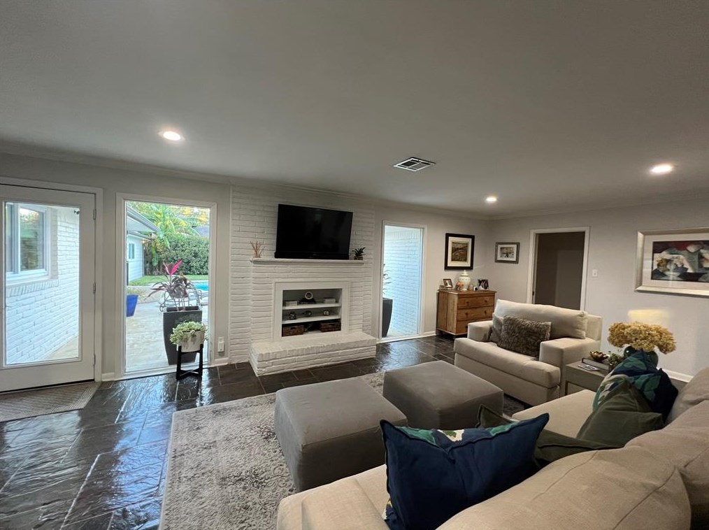 4326 Briarbend Dr, Houston TX  77035-5002 exterior