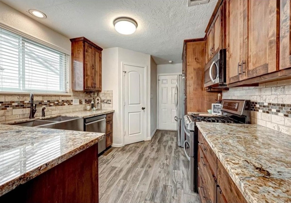 11203 Camphorwood Dr, Houston TX  77089-5335 exterior