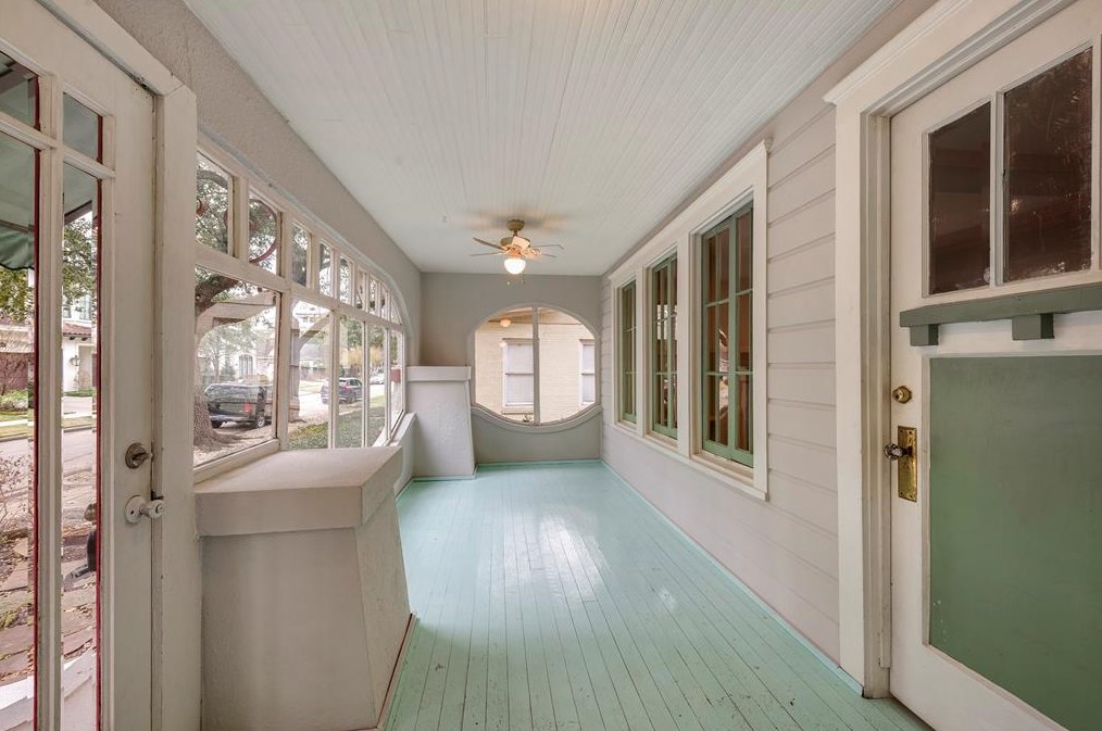 1128 Pierce St, Houston TX  77019-4136 exterior