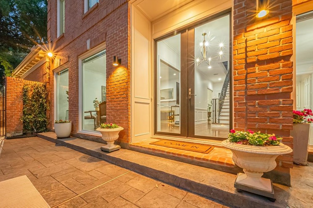 983 Post Oak Ln, Houston TX  77056-2203 exterior