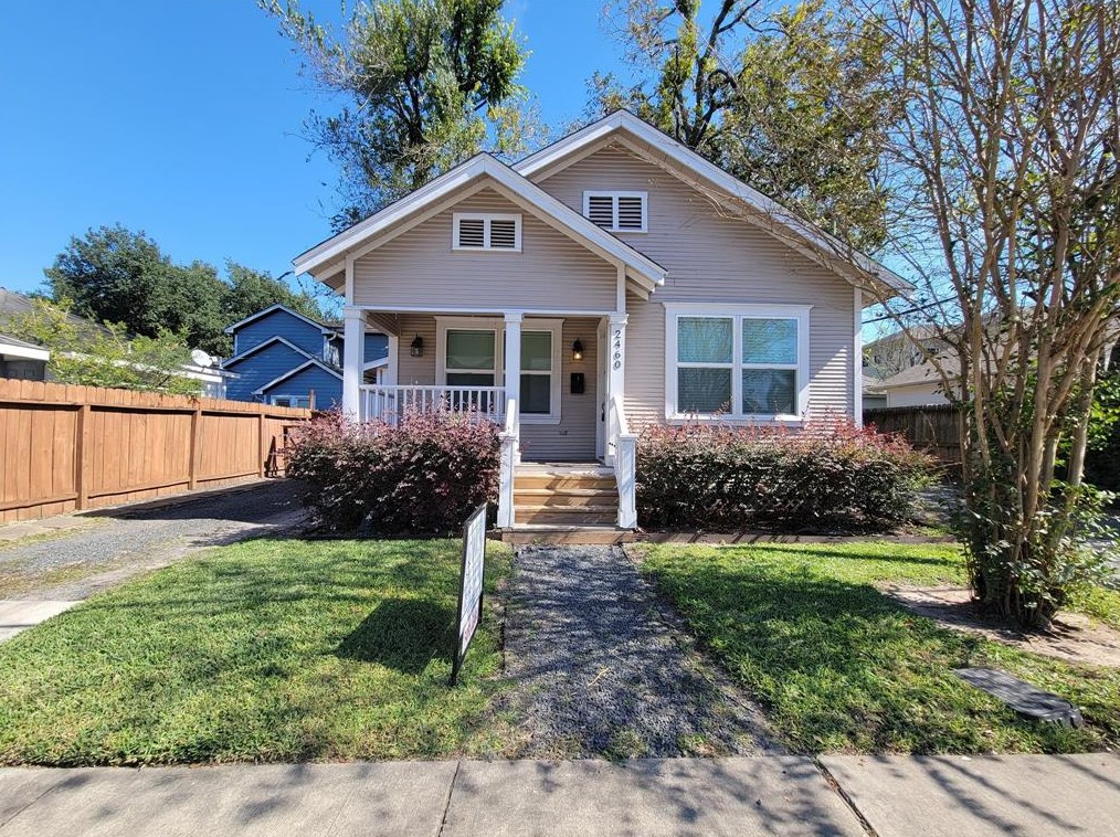 2460 Cortlandt St, Houston TX  77008-2338 exterior