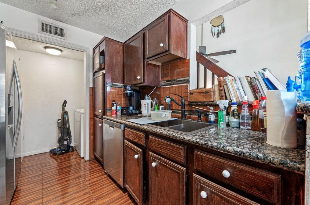 8547 Sands Point Dr, Houston TX  77036-2773 exterior
