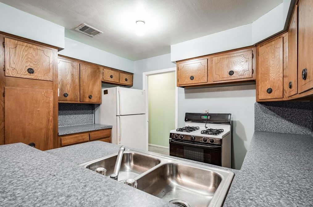 10411 Dunvegan Way, Houston TX  77013-5505 exterior