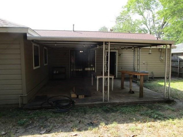 10411 Dunvegan Way, Houston TX  77013-5505 exterior