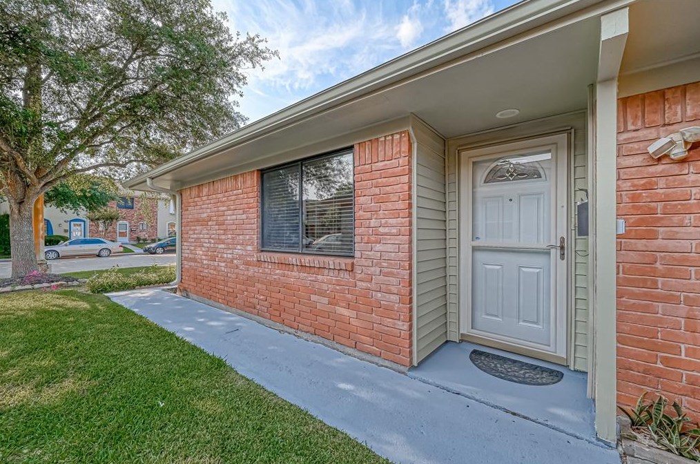 1420 Ramada Dr, Houston TX  77062-5908 exterior