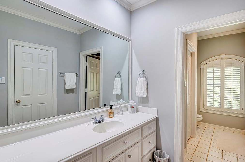 238 Warrenton Dr, Houston TX  77024-6226 exterior