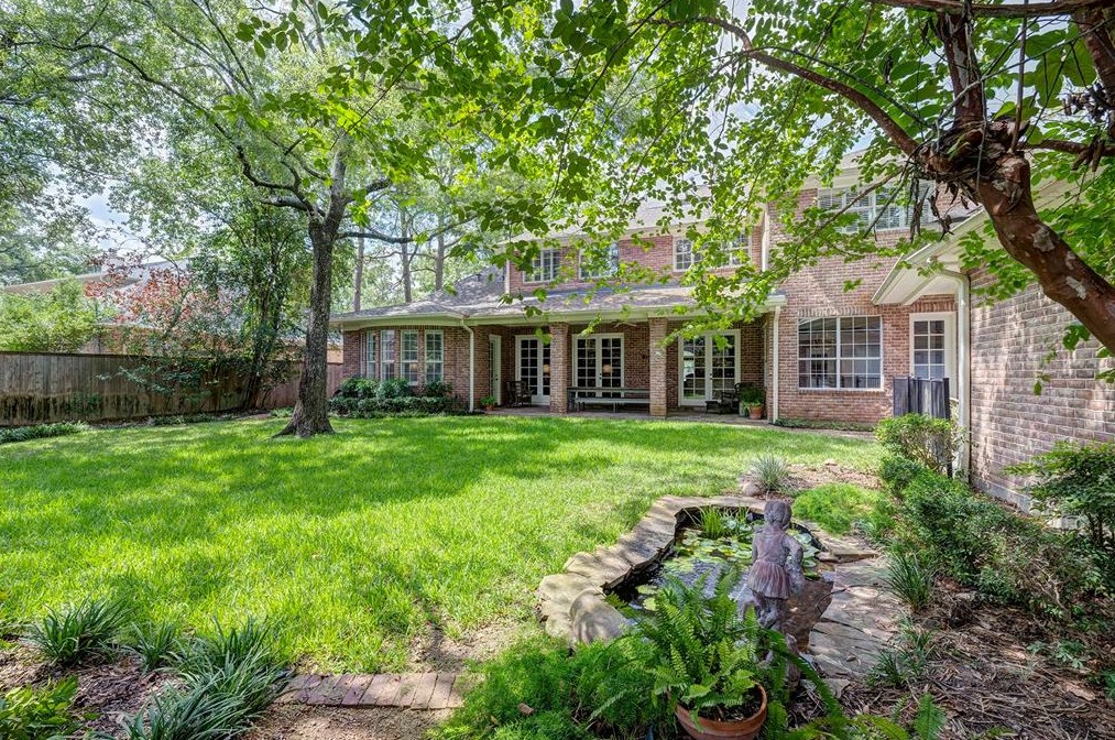 238 Warrenton Dr, Houston TX  77024-6226 exterior