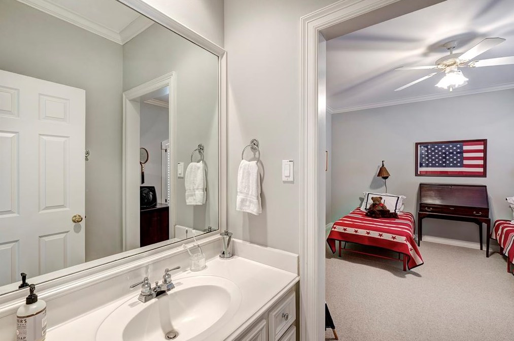 238 Warrenton Dr, Houston TX  77024-6226 exterior