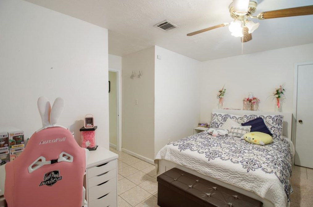 4407 Windrift Dr, Houston TX  77066-3647 exterior