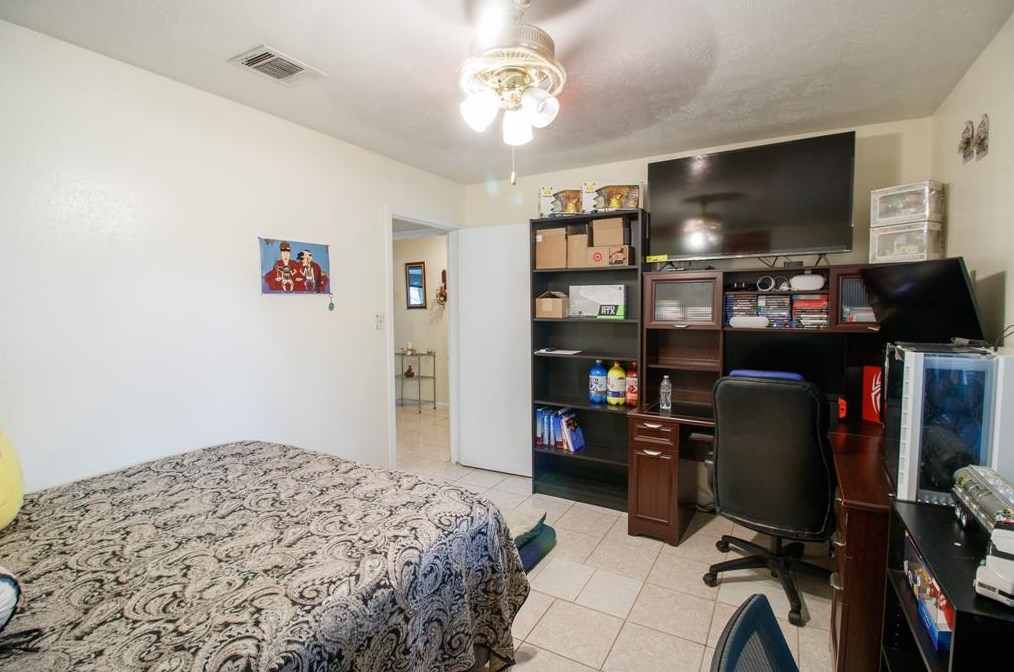 4407 Windrift Dr, Houston TX  77066-3647 exterior