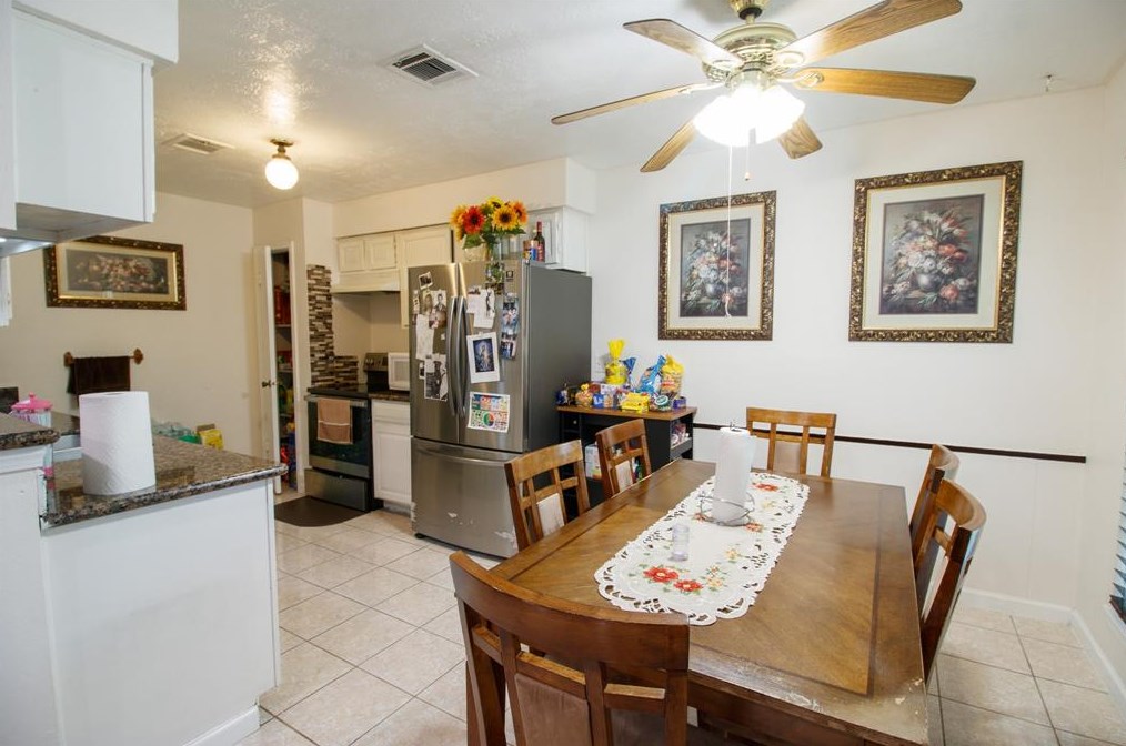 4407 Windrift Dr, Houston TX  77066-3647 exterior