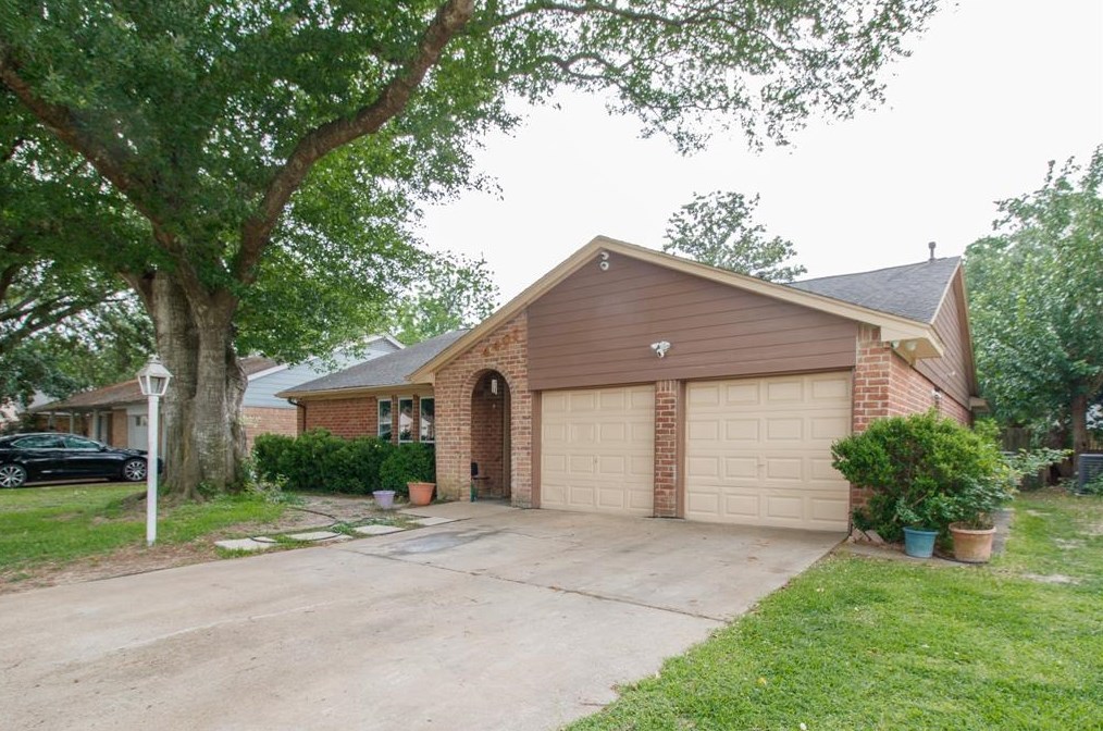 4407 Windrift Dr, Houston TX  77066-3647 exterior