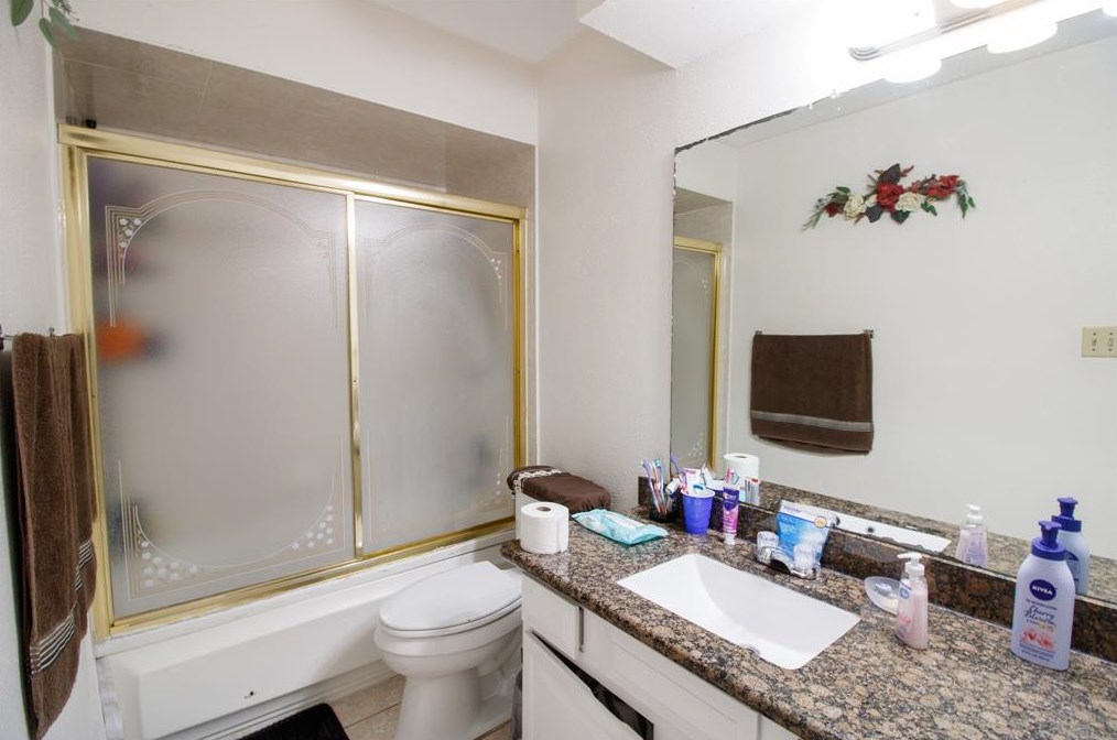 4407 Windrift Dr, Houston TX  77066-3647 exterior