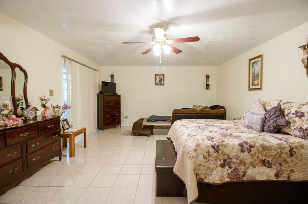 4407 Windrift Dr, Houston TX  77066-3647 exterior