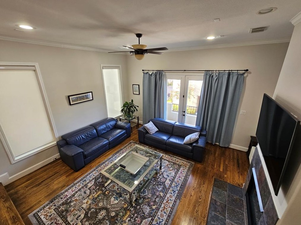 939 Queen Annes Rd, Houston TX  77024-3304 exterior