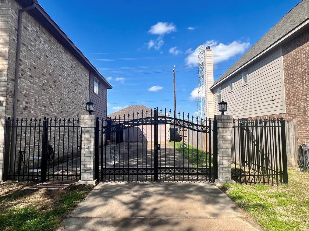 14318 Strutton Dr, Sugar Land TX  77498-5108 exterior